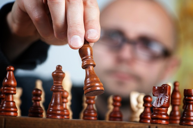 Verschillende gezelschapsspellen uitgestald op een tafel