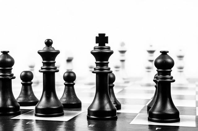Diverse speelstukken verspreid op een speeltafel